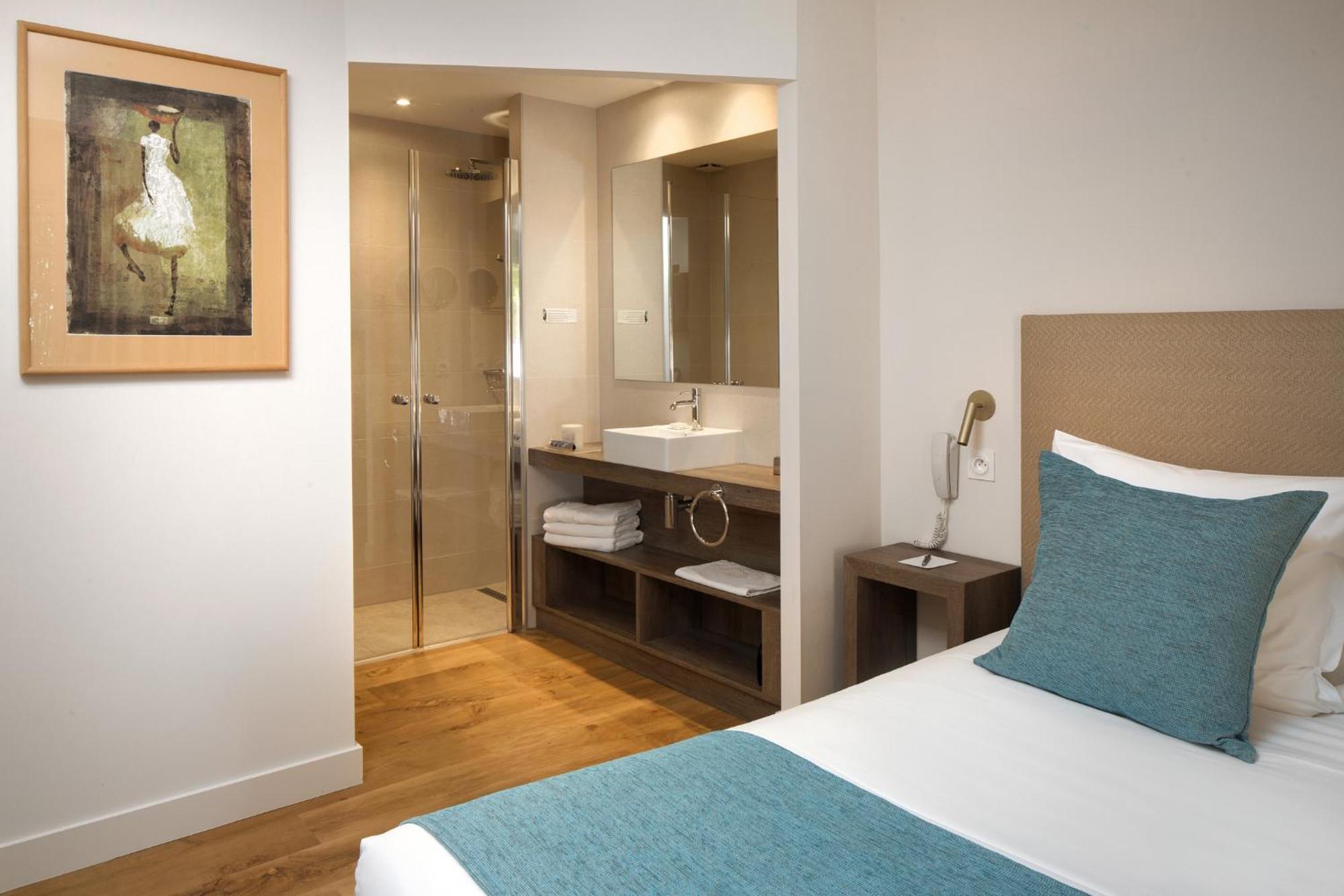Le - & Hotel